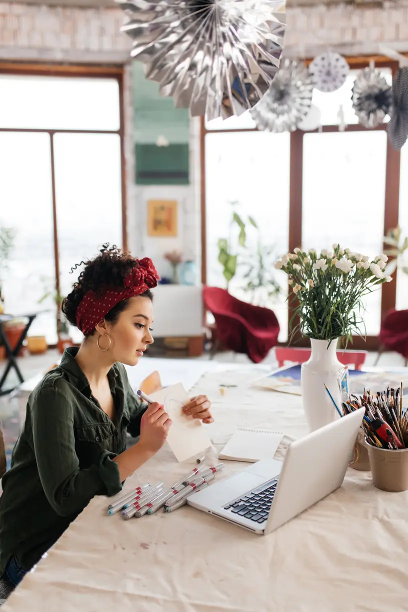 Designer profissional em workspace premium - GrikMEI para empreendedores solo e freelancers
