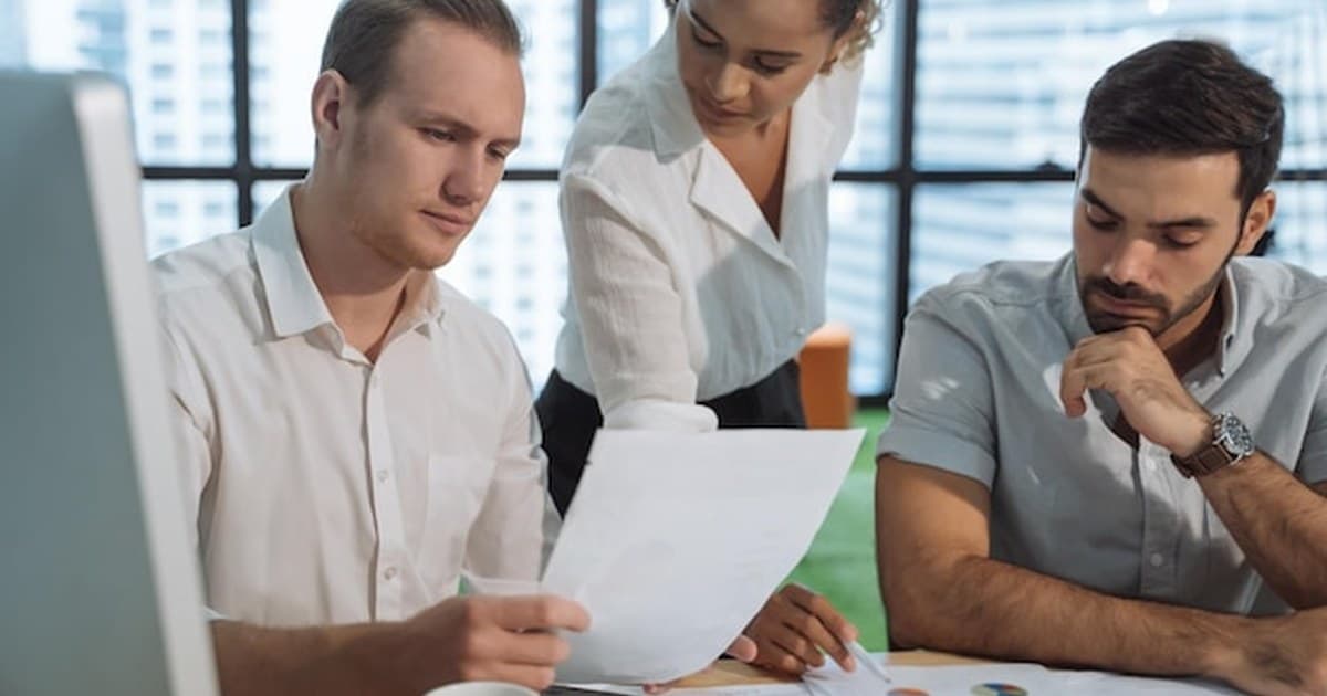 Gestor financeiro de cooperativa de crédito analisando créditos tributários IBS CBS - Grik Contabilidade Castro PR