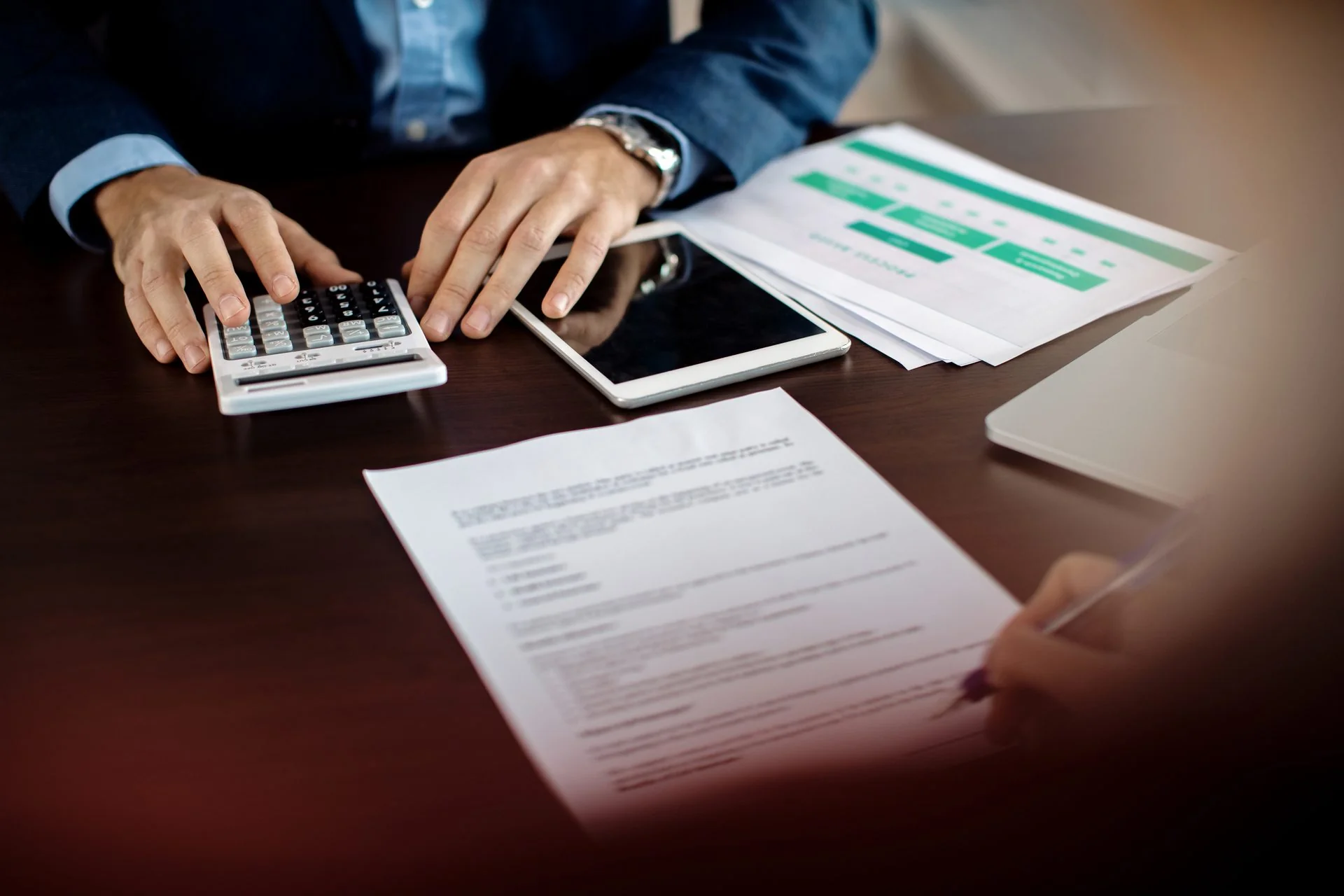 Contador analisando o impacto do IBS e CBS no regime do Lucro Presumido - Grik Contabilidade